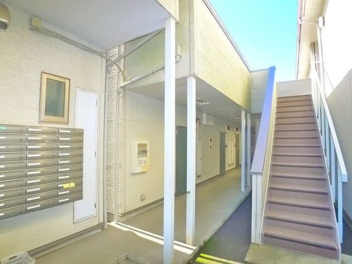 物件外観写真2　(エントランス部分)