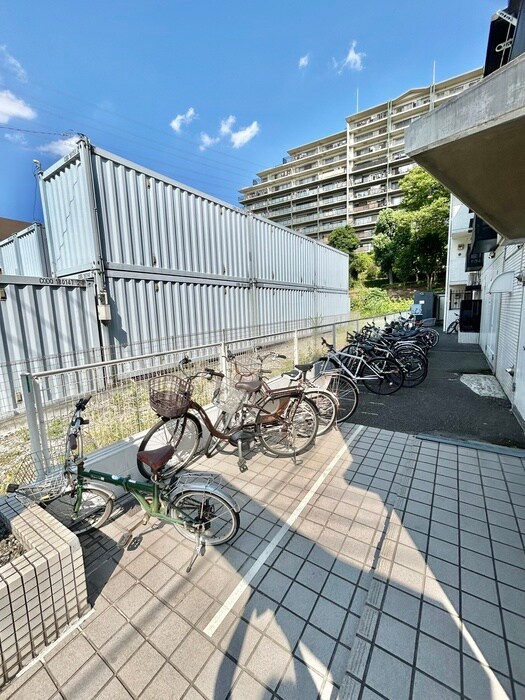 物件外観写真4　(駐輪場)