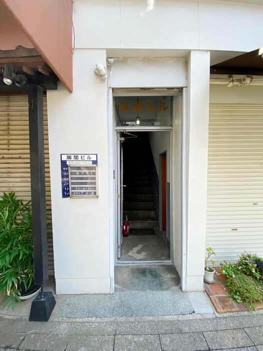 物件外観写真3　(エントランス部分)