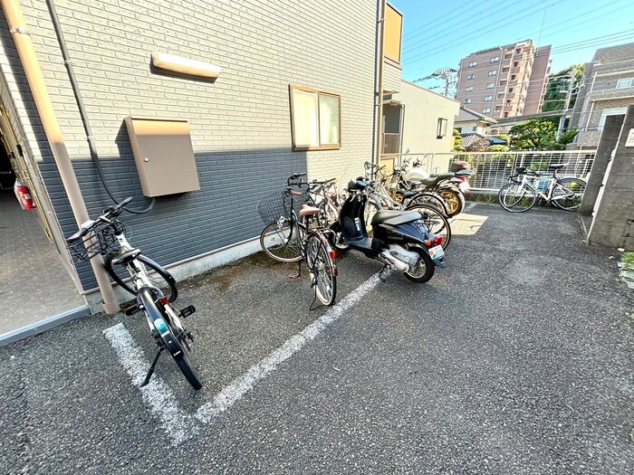 物件外観写真4　(駐輪場)