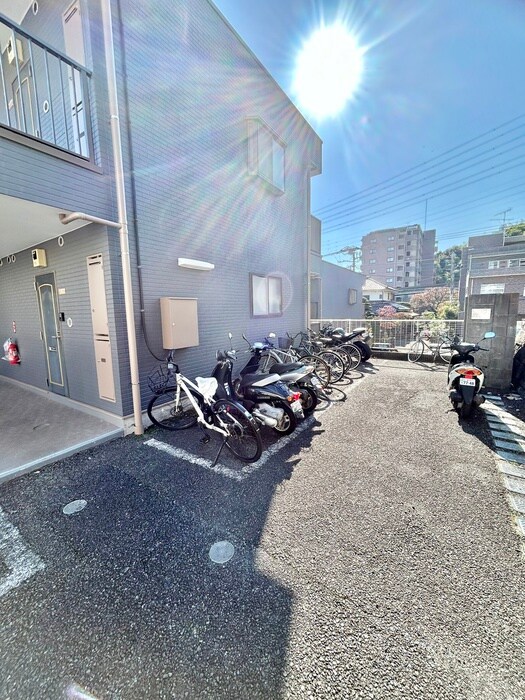 物件外観写真5　(バイク置き場)