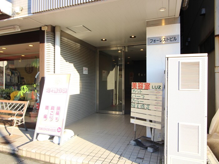 物件外観写真2　(エントランス部分)