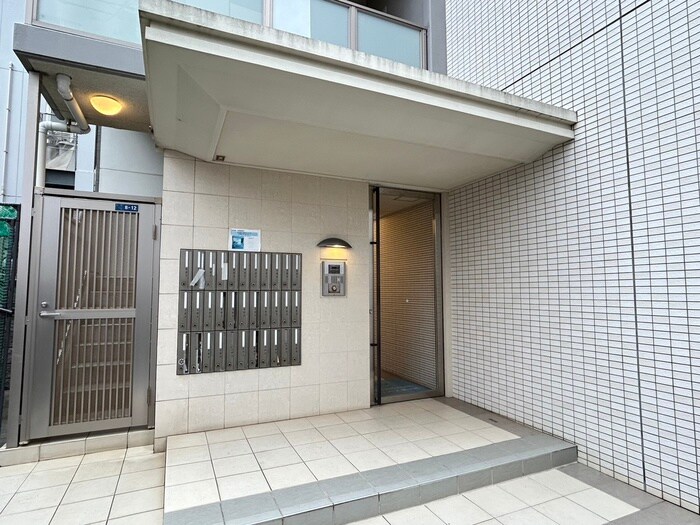 物件外観写真2　(エントランス部分)