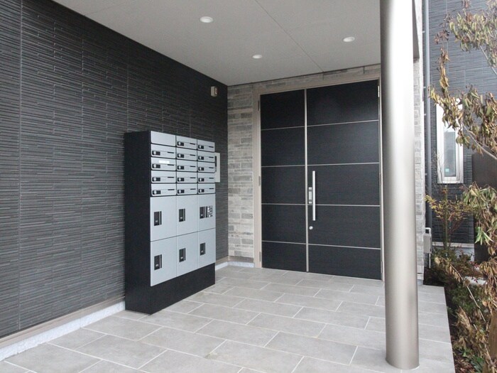 物件外観写真3　(エントランス部分)