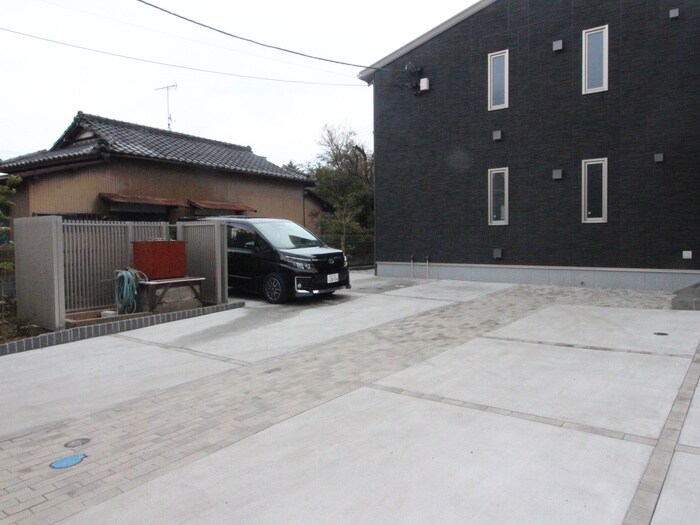 物件外観写真5　(駐車場)