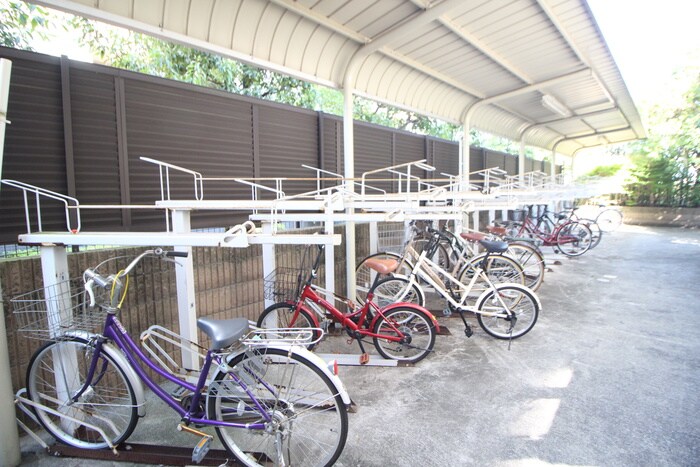 物件外観写真4　(駐輪場)