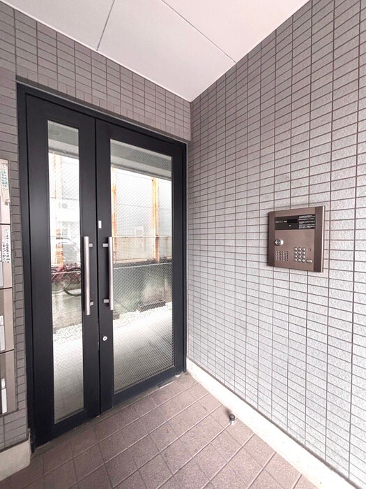 物件外観写真2　(エントランス部分)