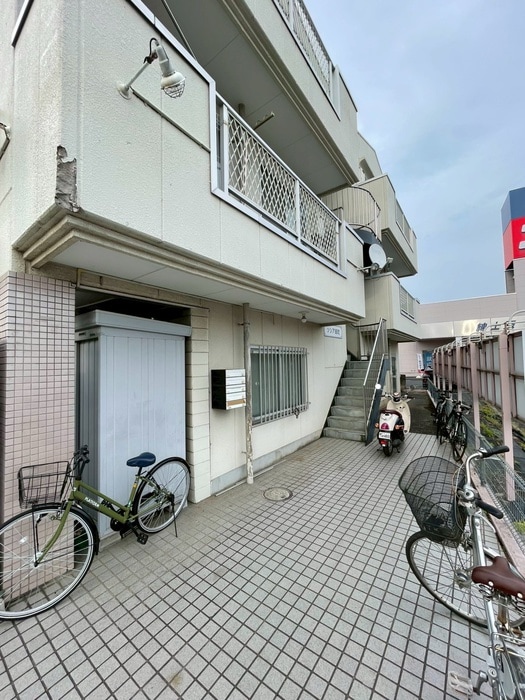 物件外観写真3　(エントランス部分)