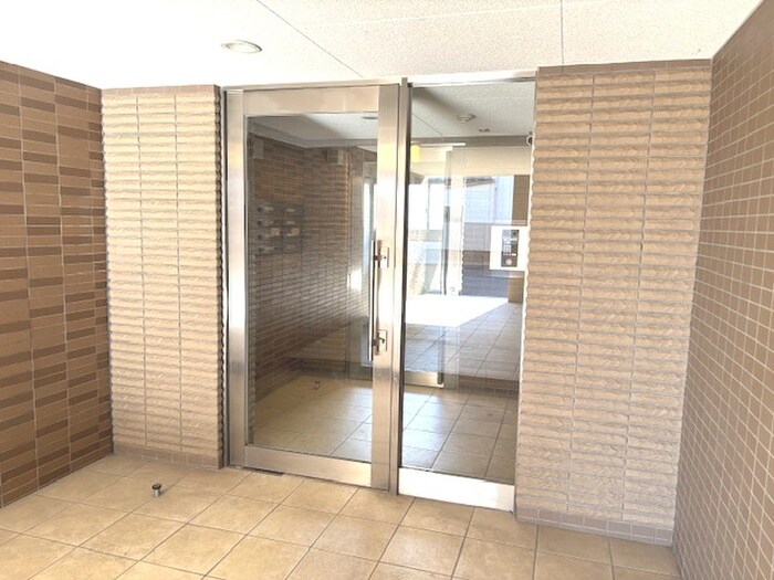 物件外観写真2　(エントランス部分)