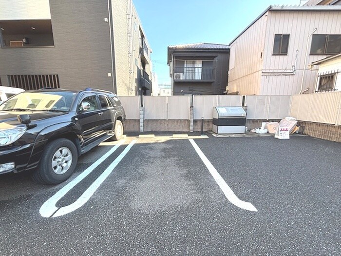 物件外観写真5　(駐車場)