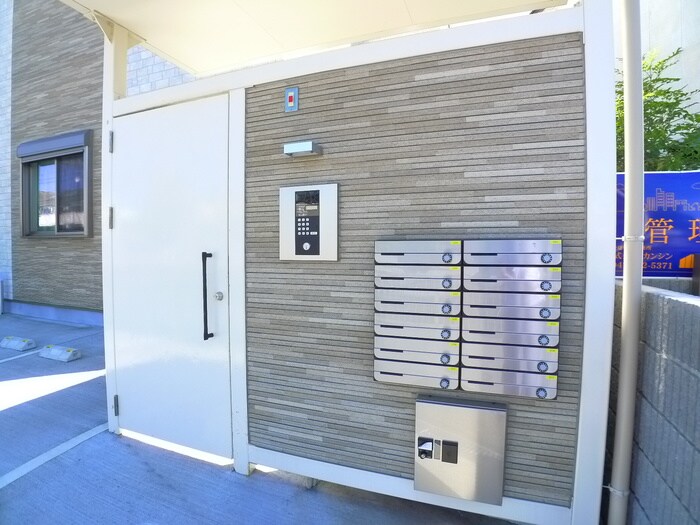 物件外観写真4　(エントランス部分)