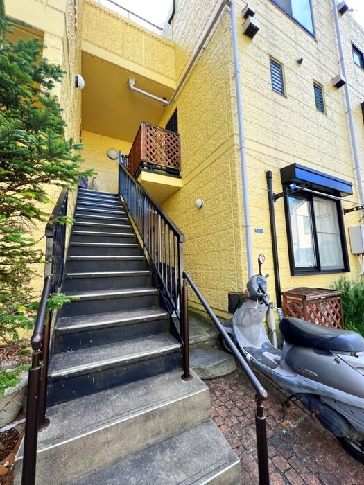 物件外観写真3　(エントランス部分)