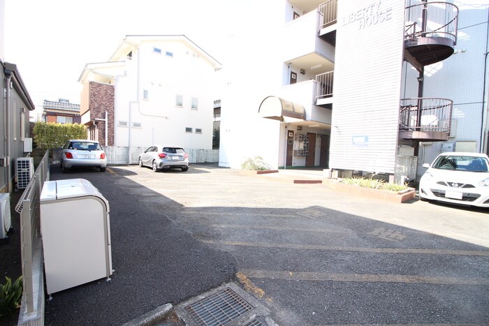 物件外観写真3　(駐車場)