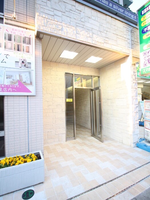 物件外観写真2　(エントランス部分)