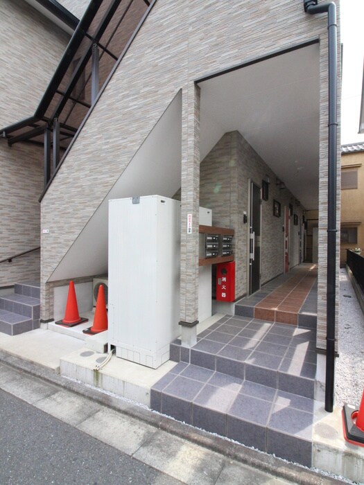 物件外観写真6　(エントランス部分)