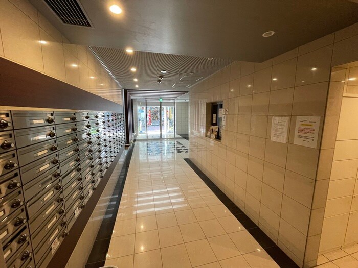 物件外観写真5　(エントランス部分)