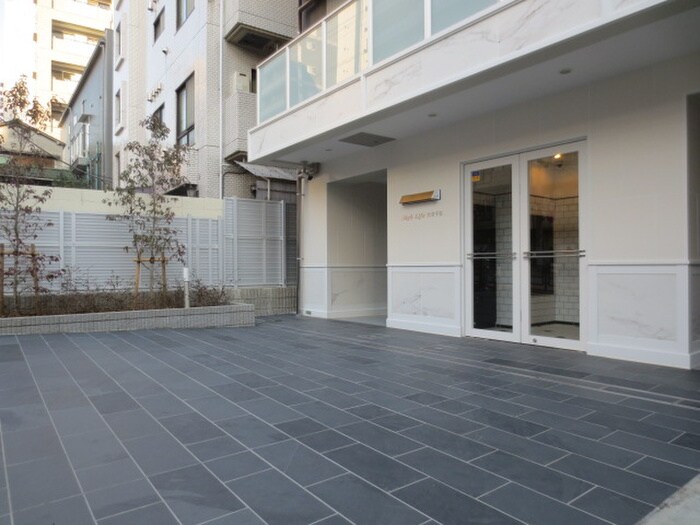 物件外観写真5　(エントランス部分)