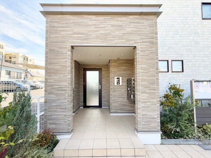 物件外観写真3　(エントランス部分)