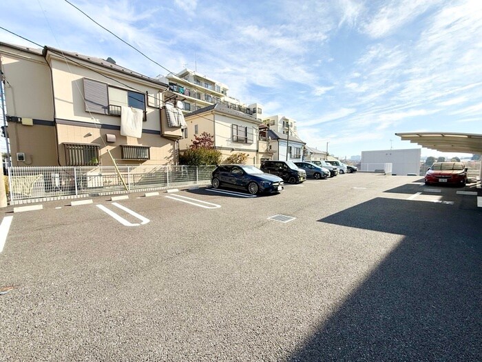 物件外観写真6　(駐車場)