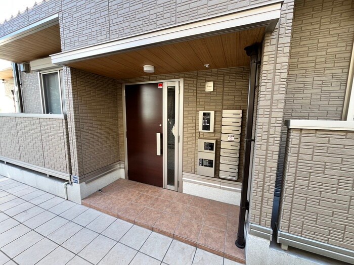 物件外観写真3　(エントランス部分)