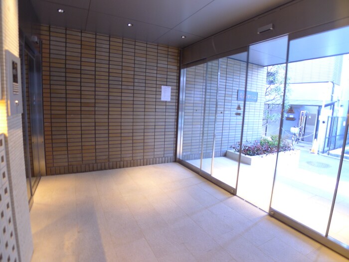 物件外観写真5　(エントランス部分)