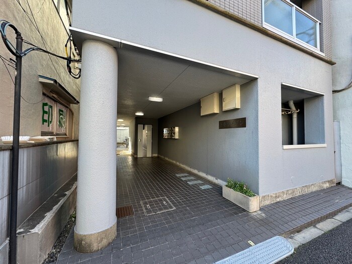 物件外観写真3　(エントランス部分)