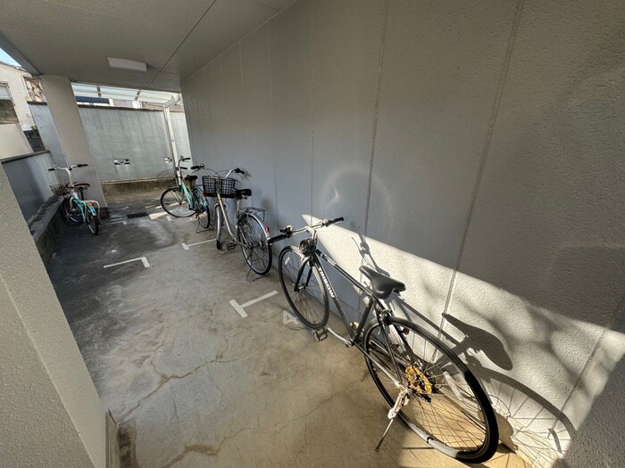 物件外観写真4　(駐輪場)