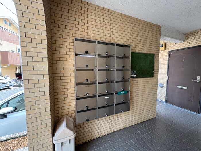 物件外観写真4　(エントランス部分)