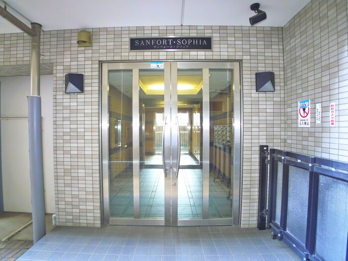 物件外観写真3　(エントランス部分)