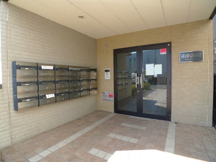 物件外観写真2　(エントランス部分)