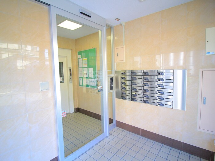 物件外観写真3　(エントランス部分)