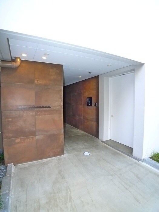 物件外観写真4　(エントランス部分)