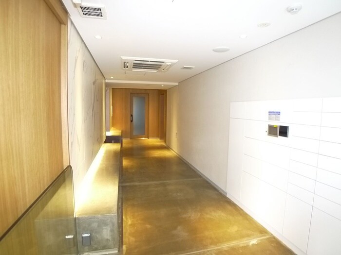 物件外観写真5　(エントランス部分)