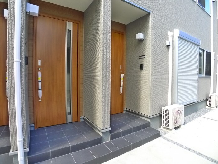 物件外観写真2　(エントランス部分)