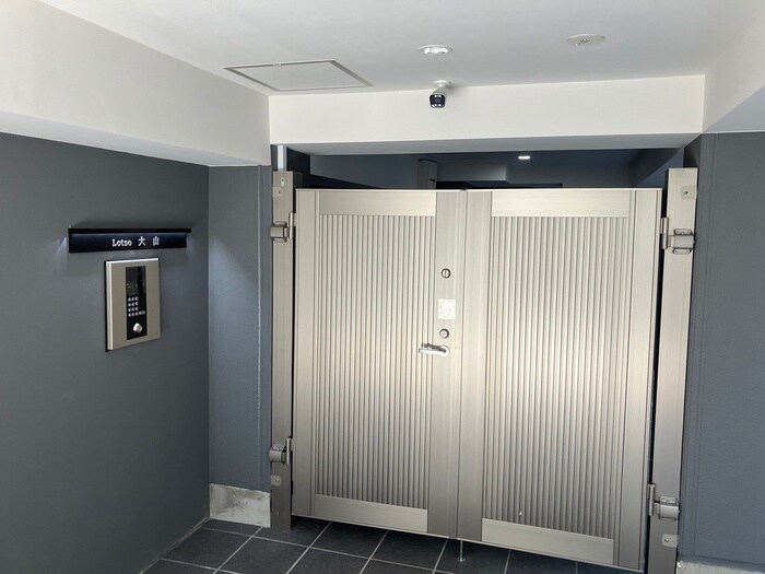 物件外観写真5　(エントランス部分)