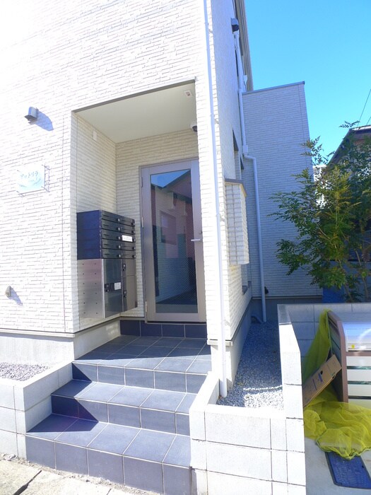 物件外観写真2　(エントランス部分)
