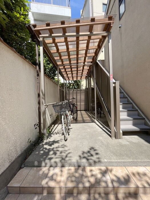 物件外観写真4　(駐輪場)