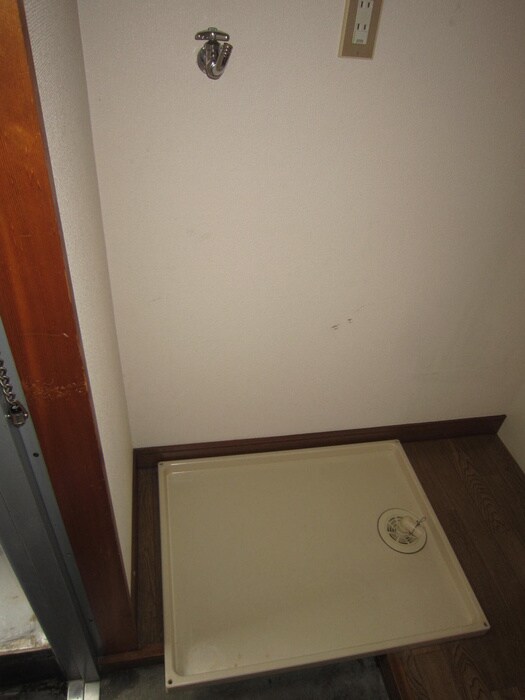 物件内観写真7　(洗濯機置場)