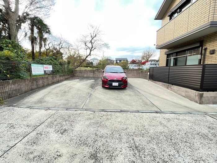 物件外観写真3　(駐車場)
