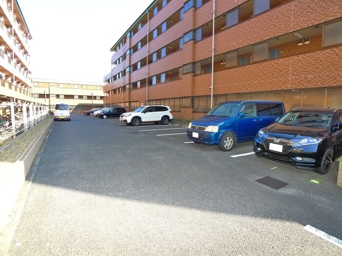 物件外観写真3　(駐車場)
