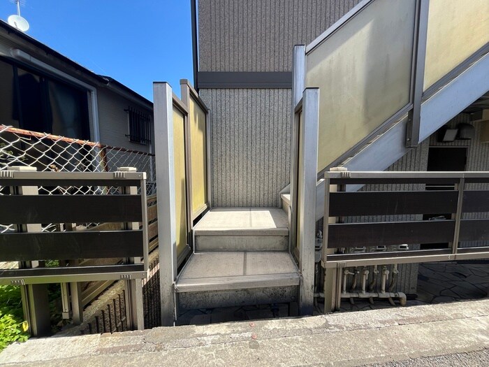 物件外観写真3　(エントランス部分)