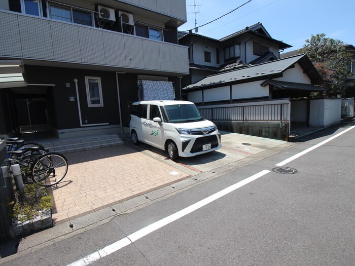 物件外観写真5　(駐車場)