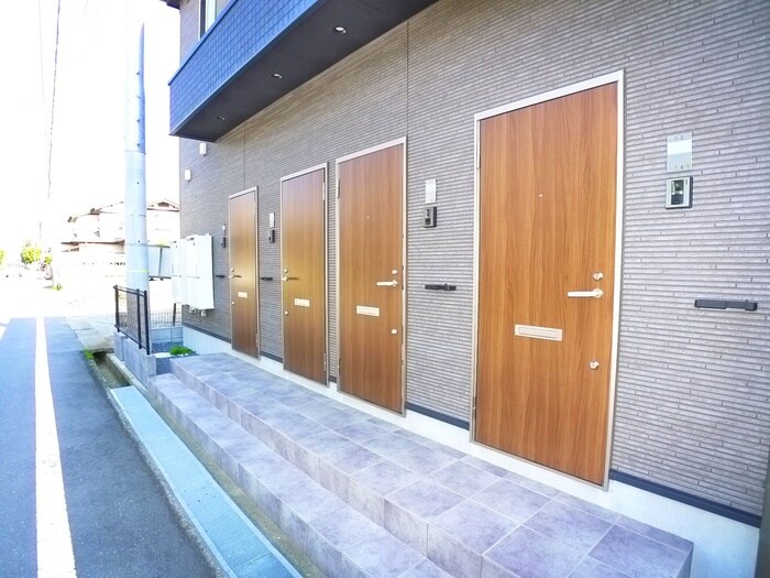 物件外観写真6　(エントランス部分)