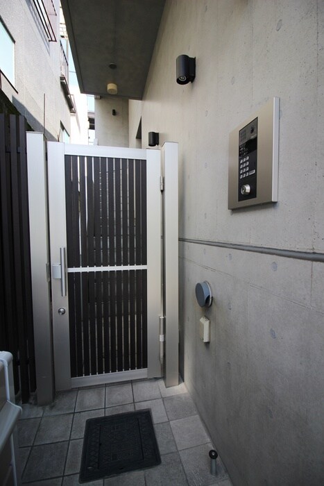 物件外観写真6　(エントランス部分)