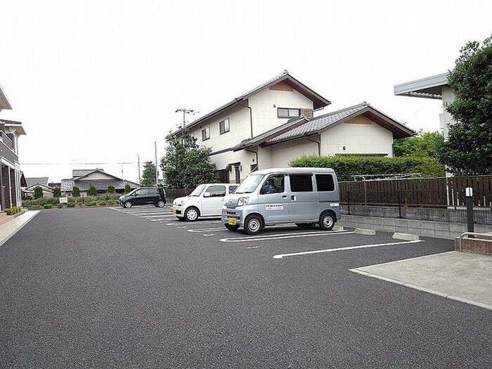 物件外観写真3　(駐車場)