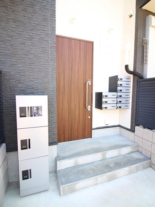 物件外観写真2　(エントランス部分)