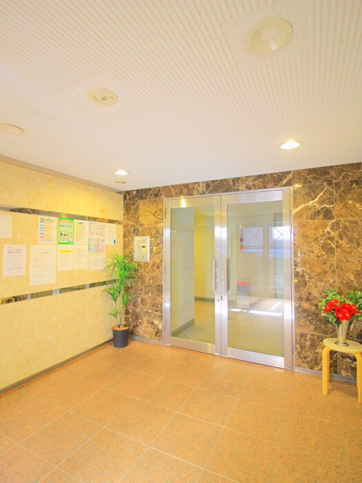 物件外観写真2　(エントランス部分)