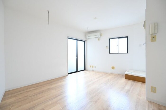 物件内観写真8　(室内からの展望)