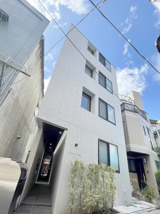 物件外観写真2　(エントランス部分)