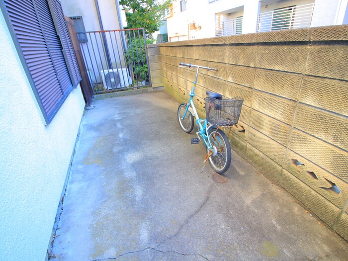 物件外観写真6　(駐輪場)